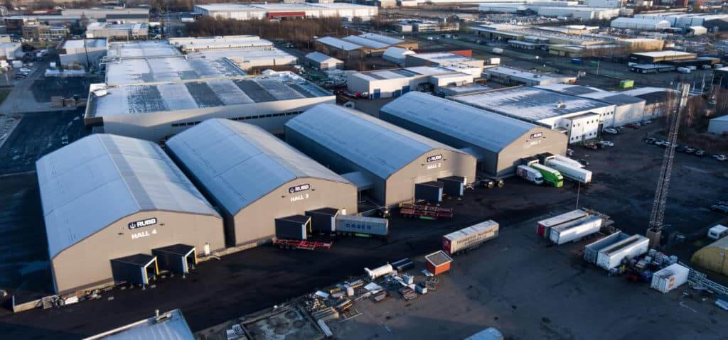 Renthall leier ut fleksible plasthaller som dekker de aller fleste behov. Hallene brukes til alt fra idrettshaller, lagerhaller, produksjonshaller og mye mer. Trenger du en midlertidig hall på ditt prosjekt, er Rubbhall et godt valg.