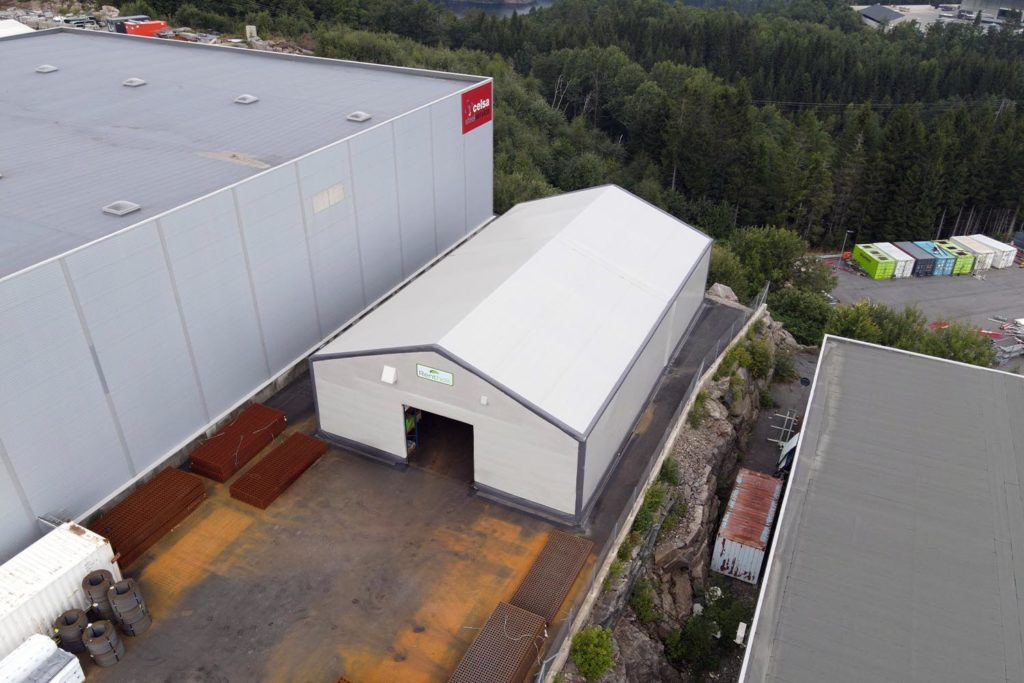 Dronefoto av midlertidig plasthall fra Renthall AS leiet av en produksjonsbedrift. Den er produsert med duk og galvanisert stålramme.